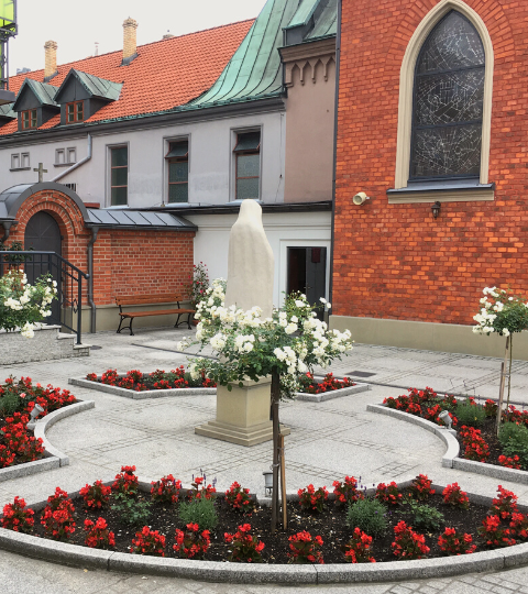 widok od strony wejścia dla wiernych