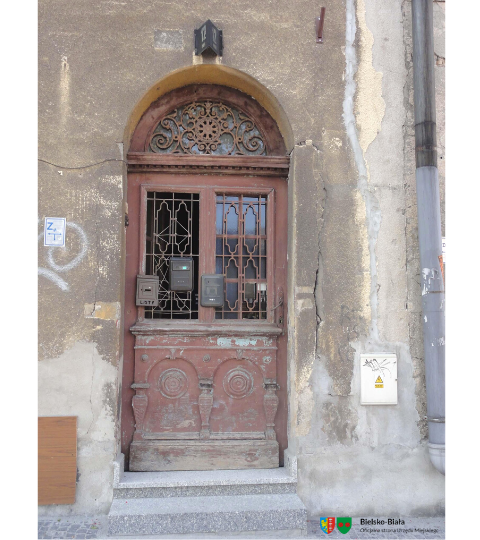 drzwi wejściowe przed realizacjąźródło: bielsko-biala.pl