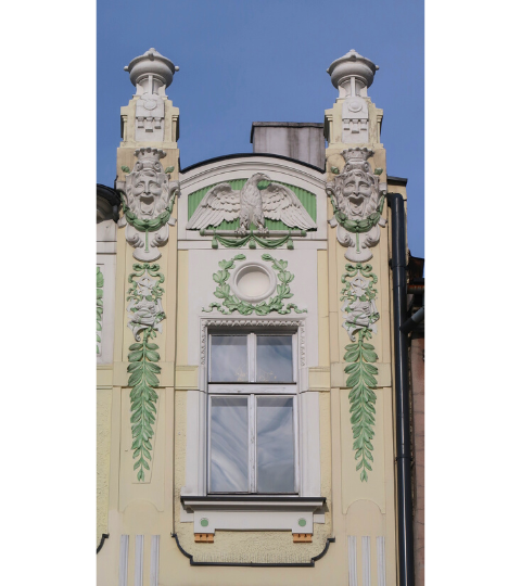 odnowiony detal wokół okna na 2 piętrze